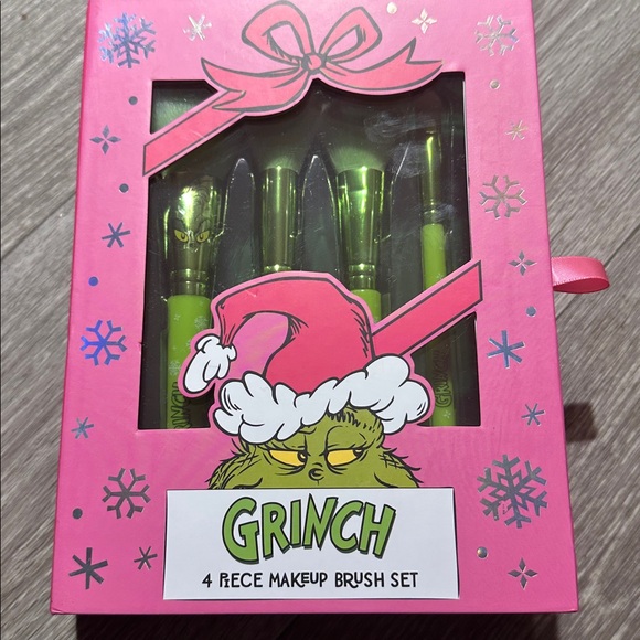 The Grinch 5 item Eyeshadow Palette Blush Highlighter Lip Oils Set Brush Set - Picture 14 of 14